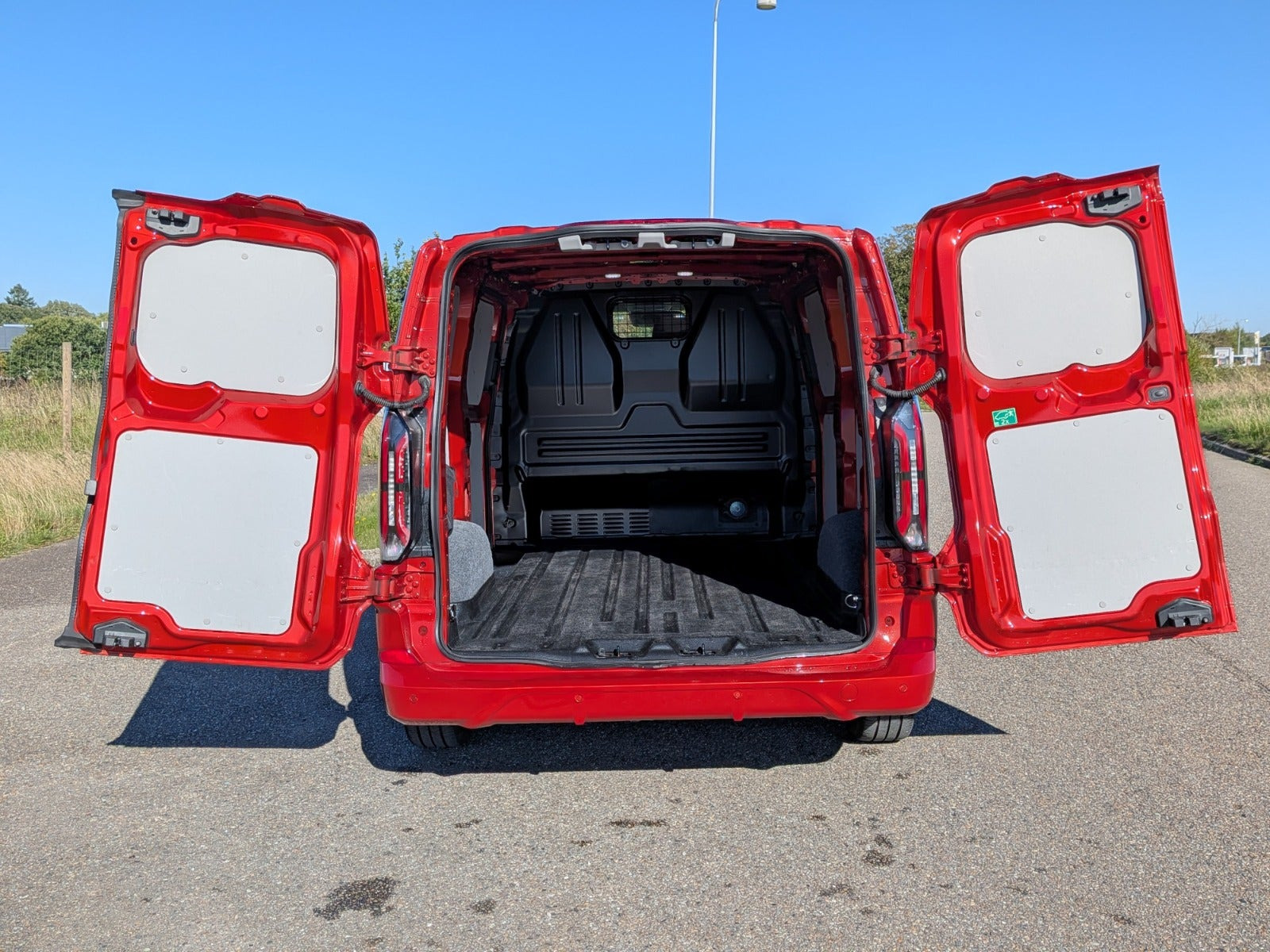 Rød Ford Transit Custom 320 L1 fra 2024