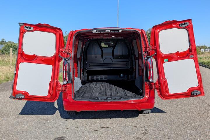 Rød Ford Transit Custom 320 L1 fra 2024
