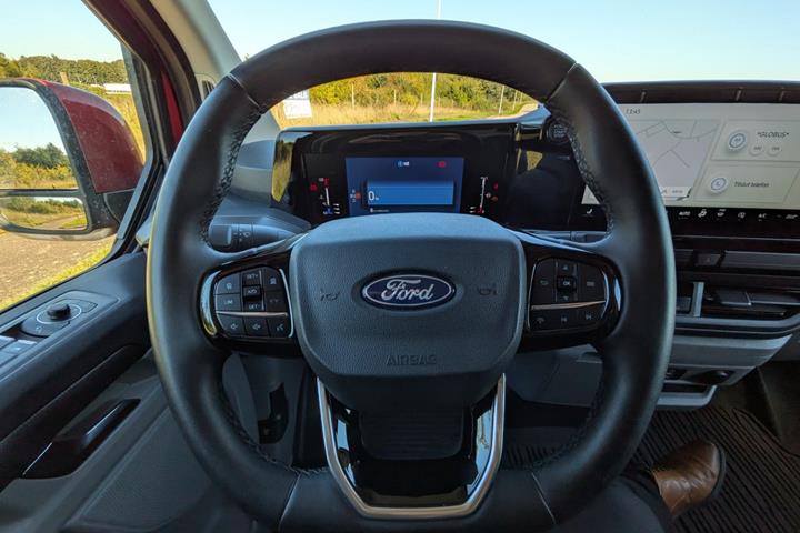 Rød Ford Transit Custom 320 L1 fra 2024