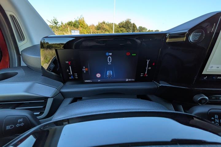 Rød Ford Transit Custom 320 L1 fra 2024