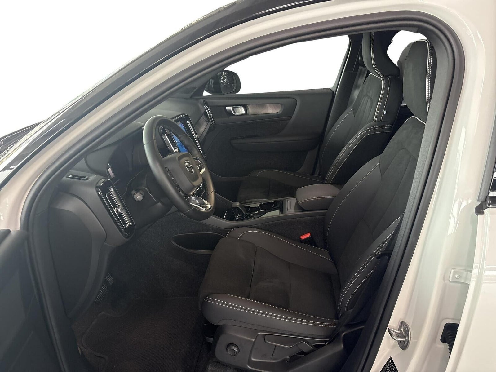 Hvid Volvo XC40 fra 2023