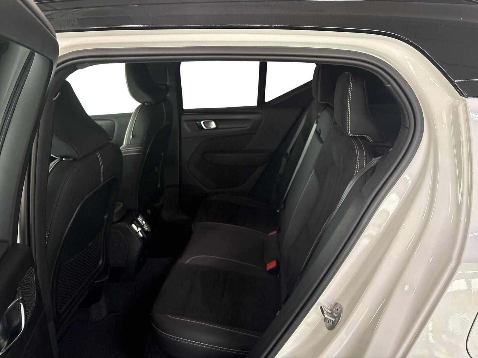 Hvid Volvo XC40 fra 2023