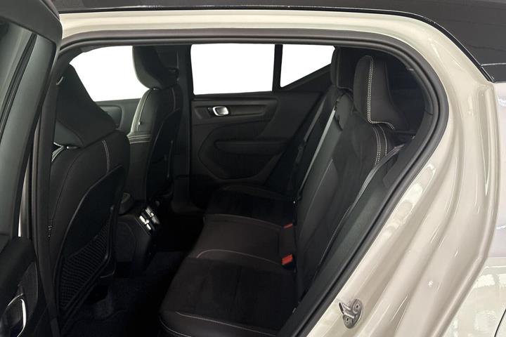 Hvid Volvo XC40 fra 2023