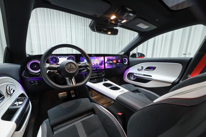 Rød Mercedes CLA200 fra 2026