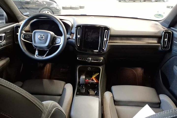 Sort Volvo XC40 fra 2024