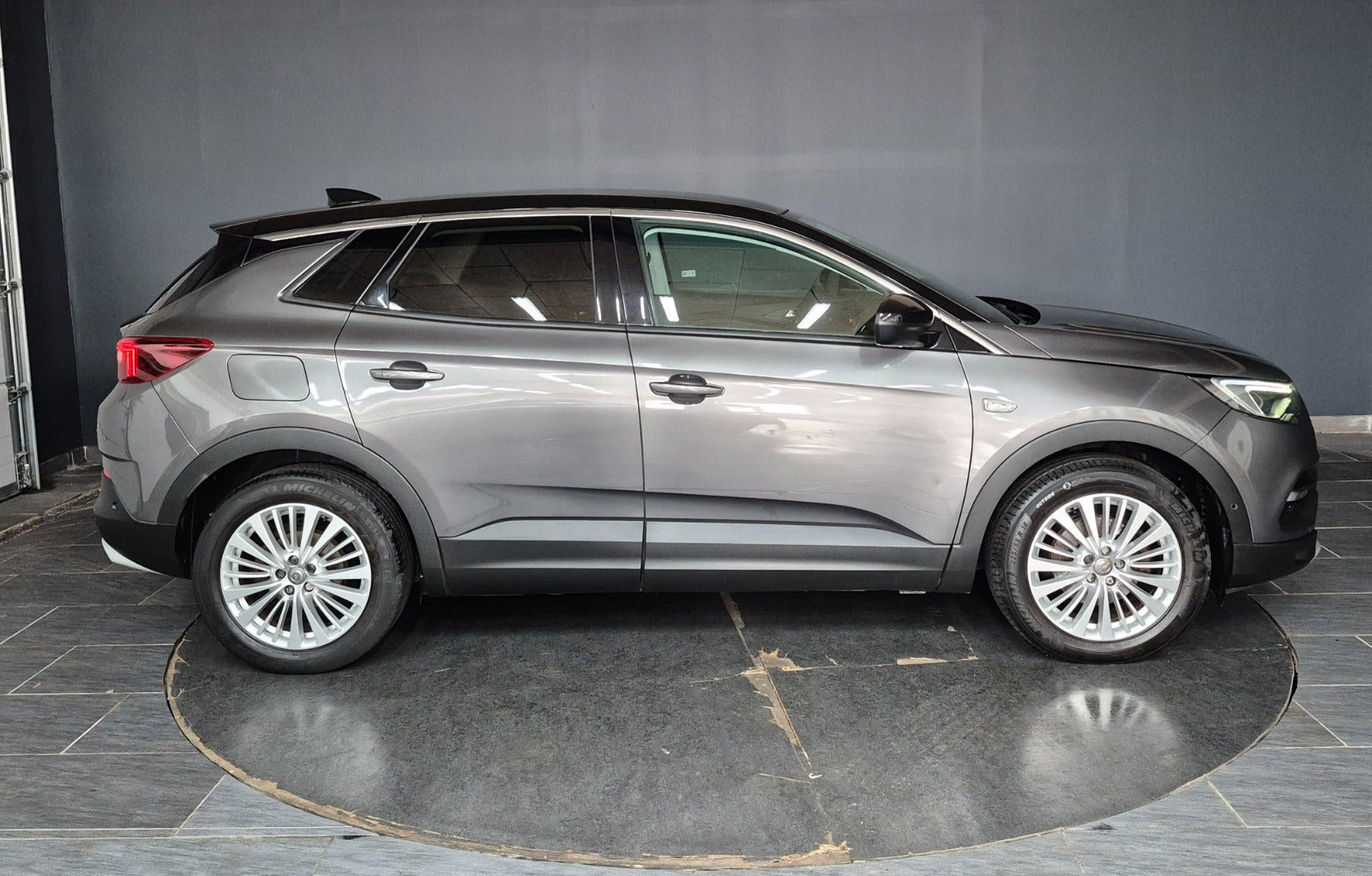 Grå Opel Grandland X fra 2019
