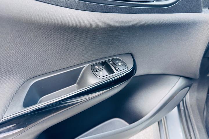 Grå Opel Corsa fra 2019