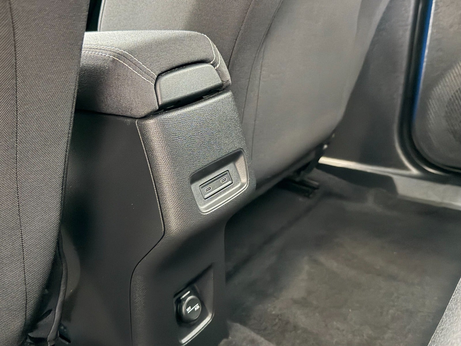 Blå Opel Frontera fra 2025