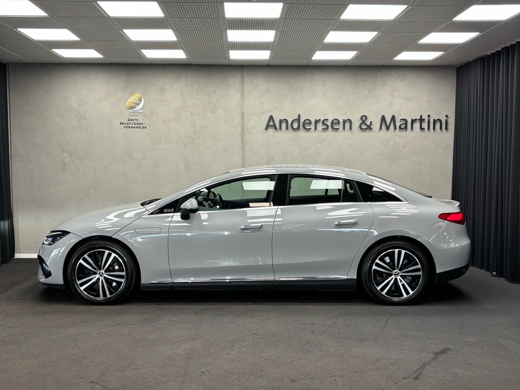 Grå Mercedes EQE300 fra 2023