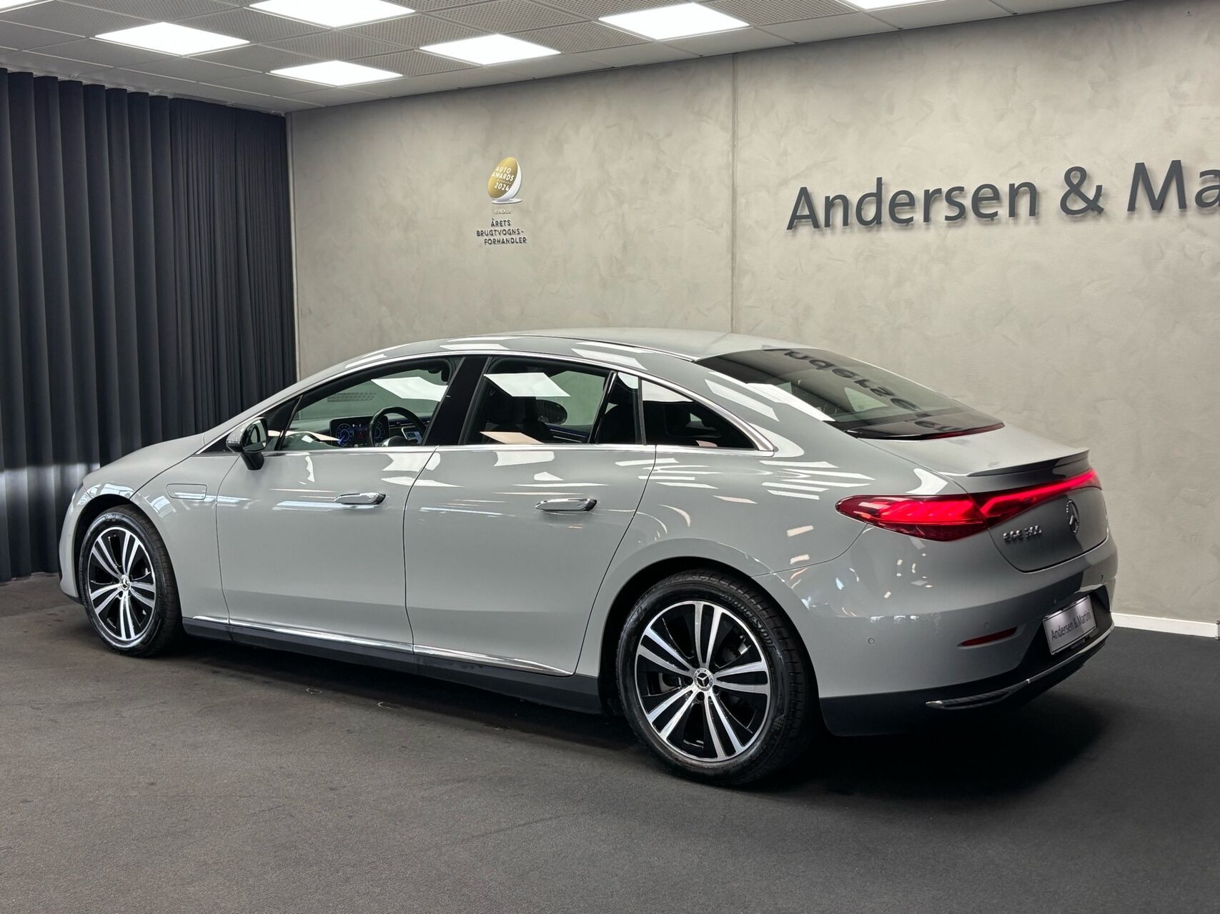 Grå Mercedes EQE300 fra 2023