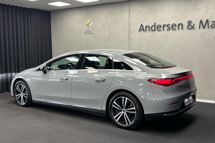 Grå Mercedes EQE300 fra 2023