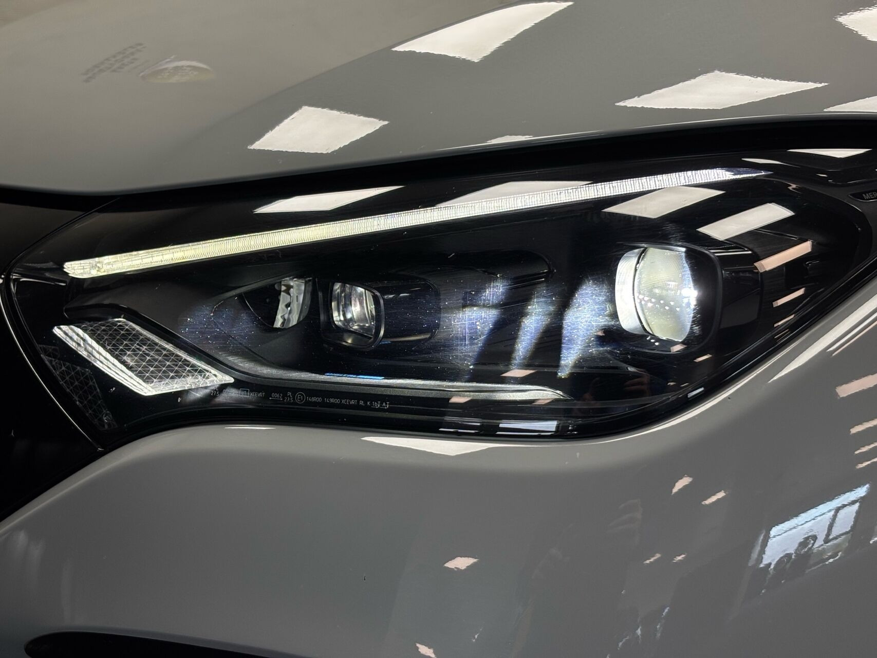 Grå Mercedes EQE300 fra 2023