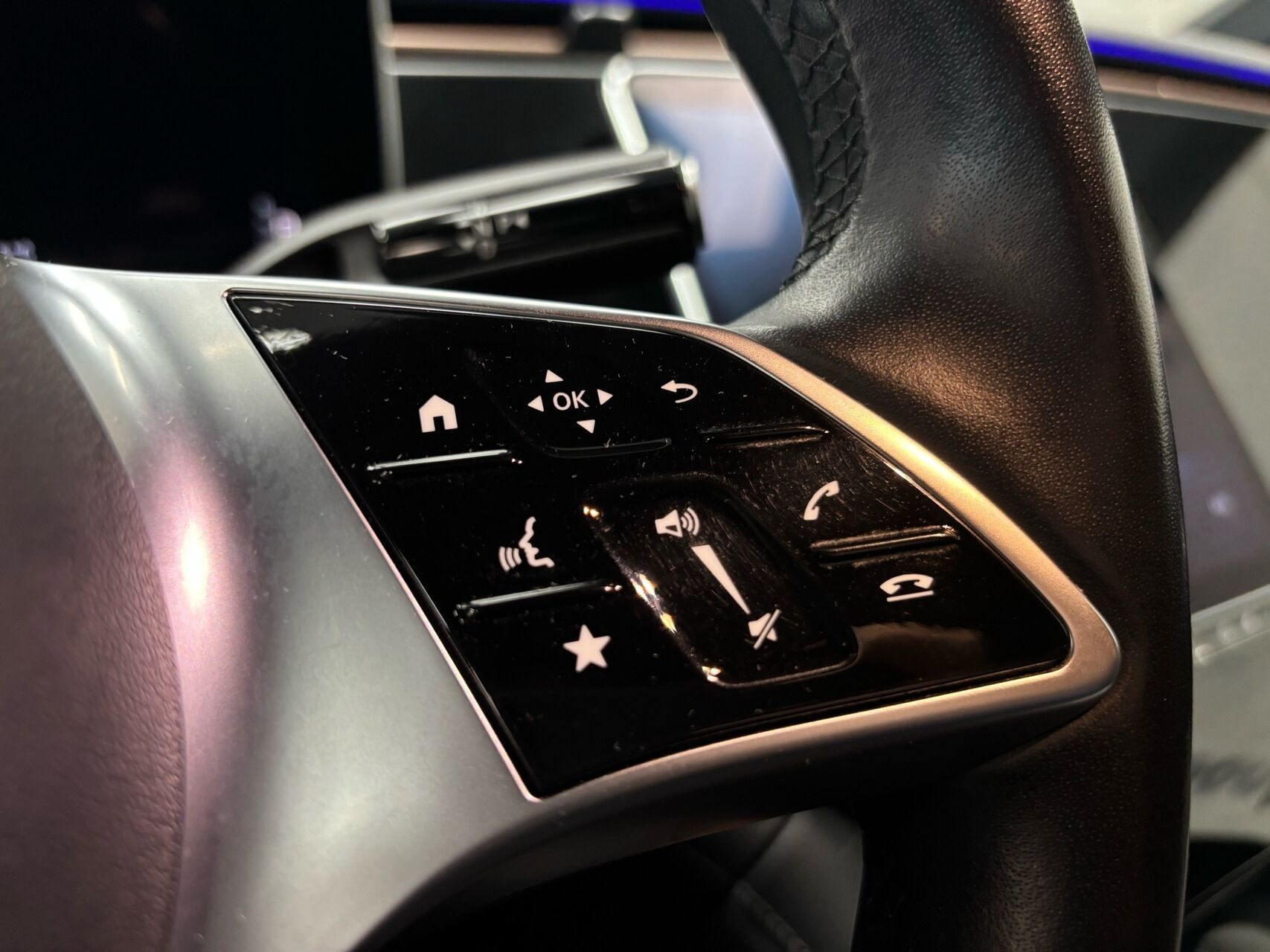 Grå Mercedes EQE300 fra 2023