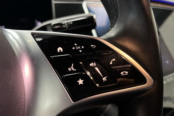 Grå Mercedes EQE300 fra 2023