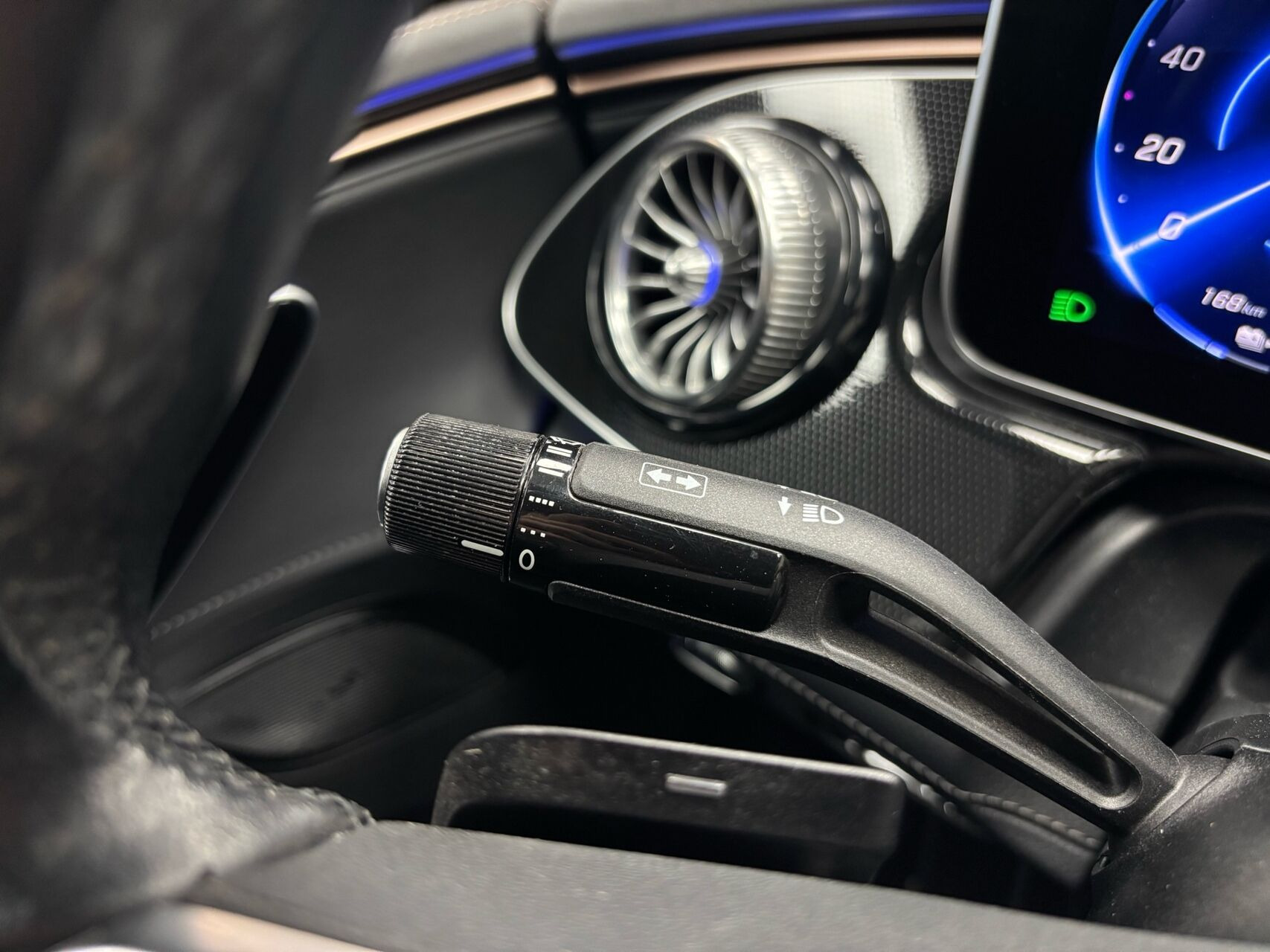 Grå Mercedes EQE300 fra 2023