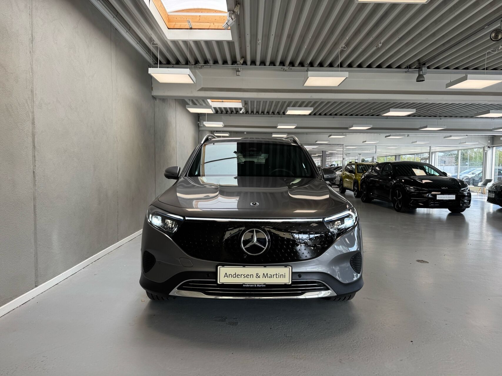 Grå Mercedes EQB250+ fra 2025