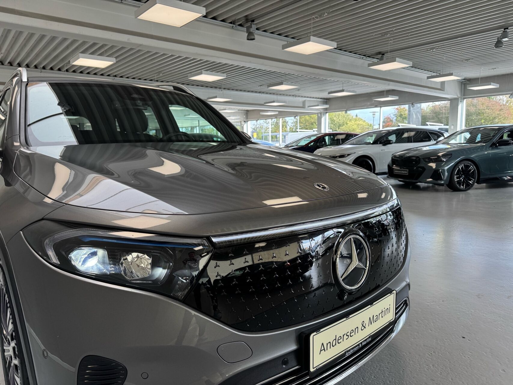 Grå Mercedes EQB250+ fra 2025