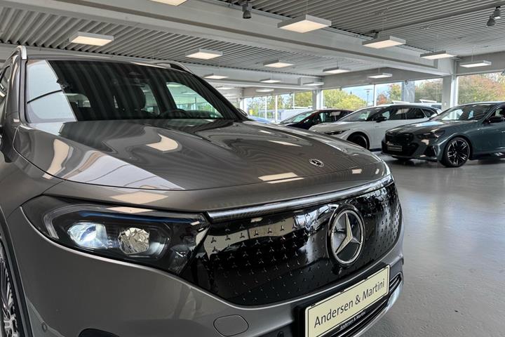 Grå Mercedes EQB250+ fra 2025