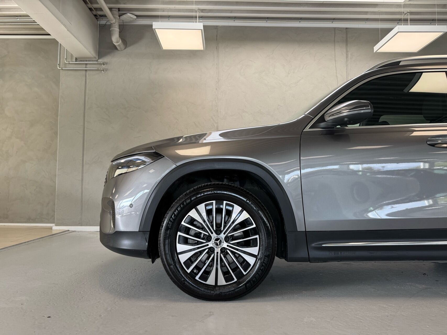 Grå Mercedes EQB250+ fra 2025