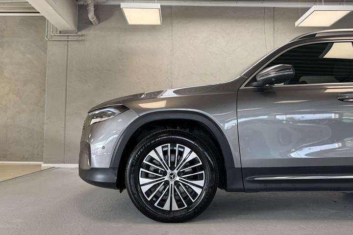 Grå Mercedes EQB250+ fra 2025