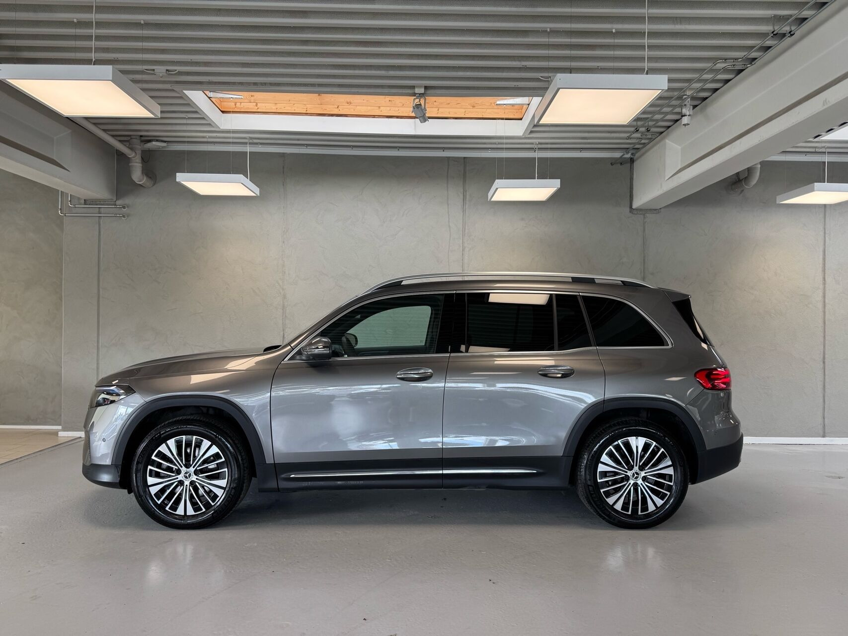 Grå Mercedes EQB250+ fra 2025