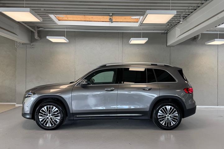 Grå Mercedes EQB250+ fra 2025