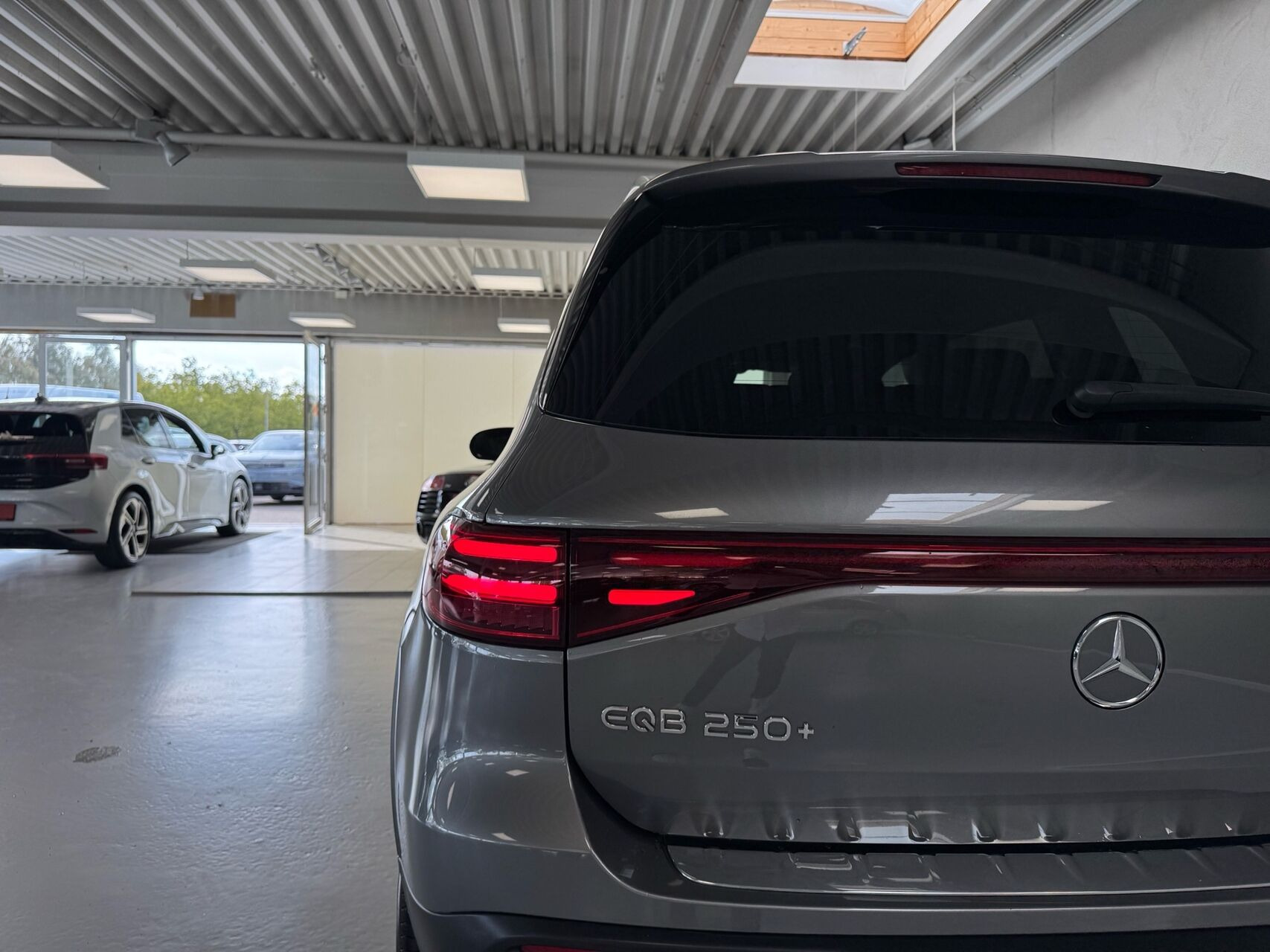 Grå Mercedes EQB250+ fra 2025