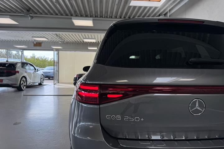 Grå Mercedes EQB250+ fra 2025