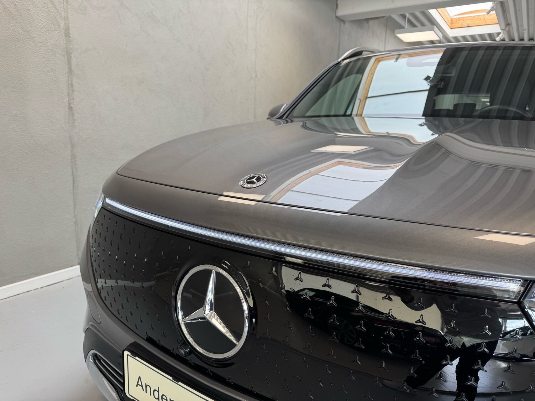 Grå Mercedes EQB250+ fra 2025