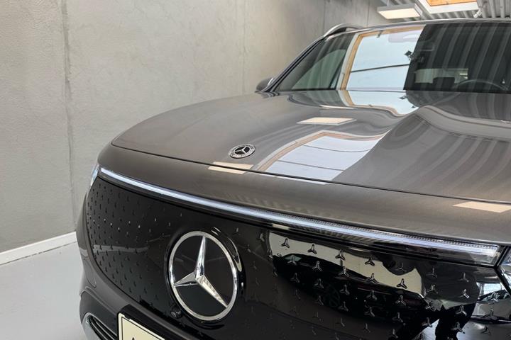 Grå Mercedes EQB250+ fra 2025