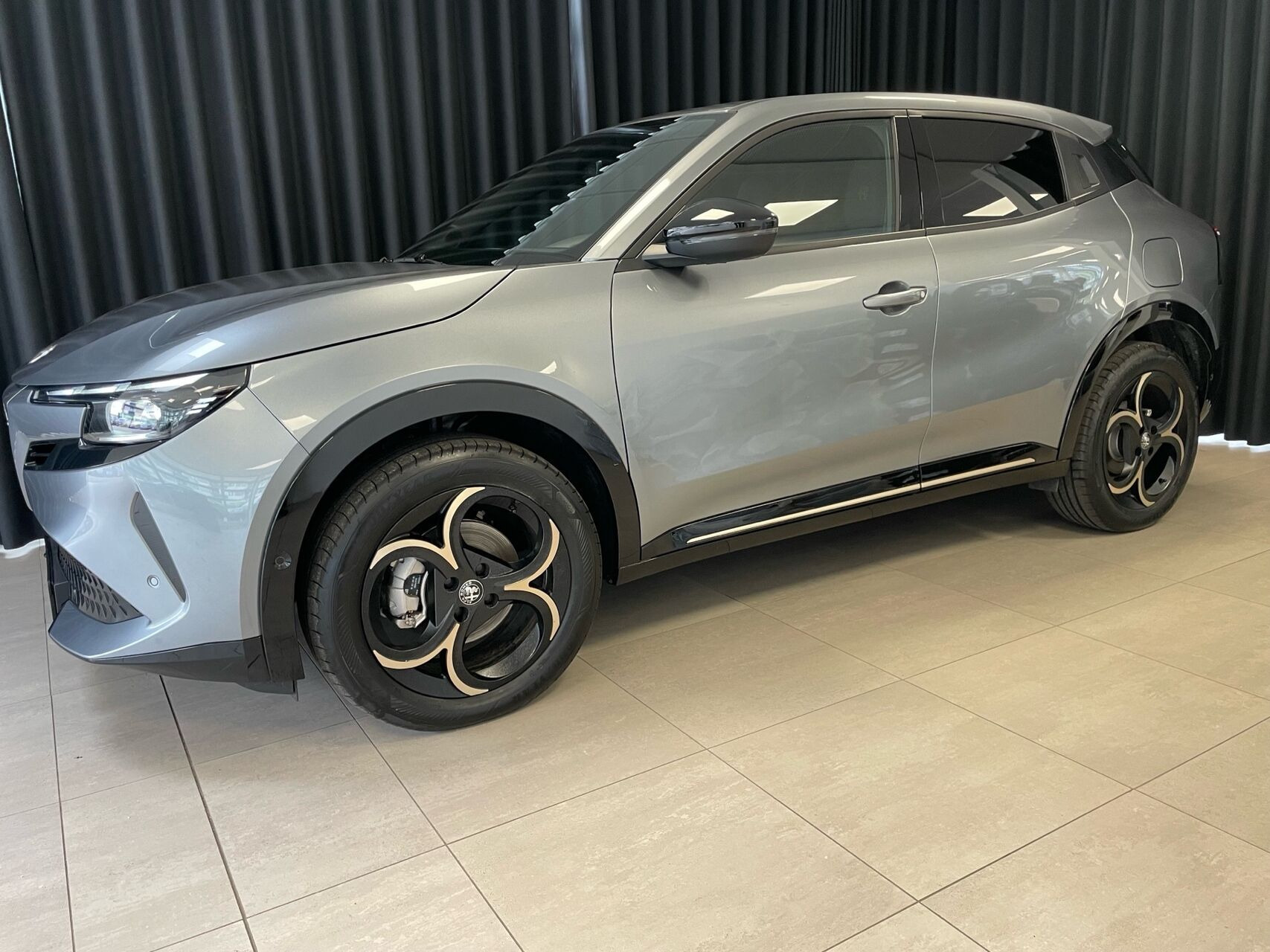 Grå Alfa Romeo Junior fra 2025