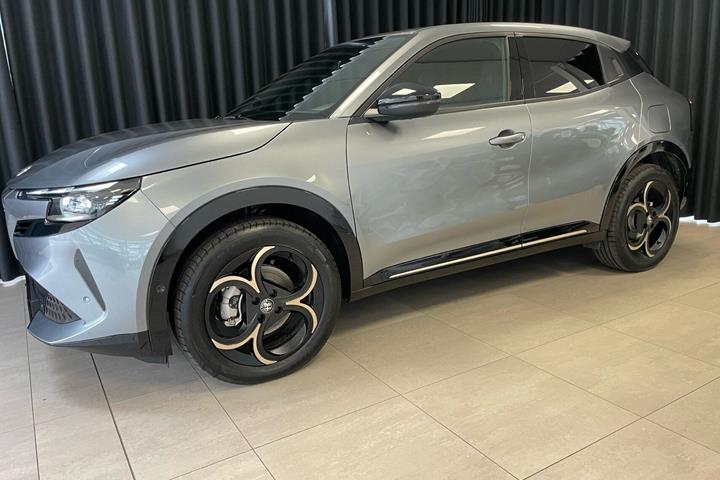 Grå Alfa Romeo Junior fra 2025
