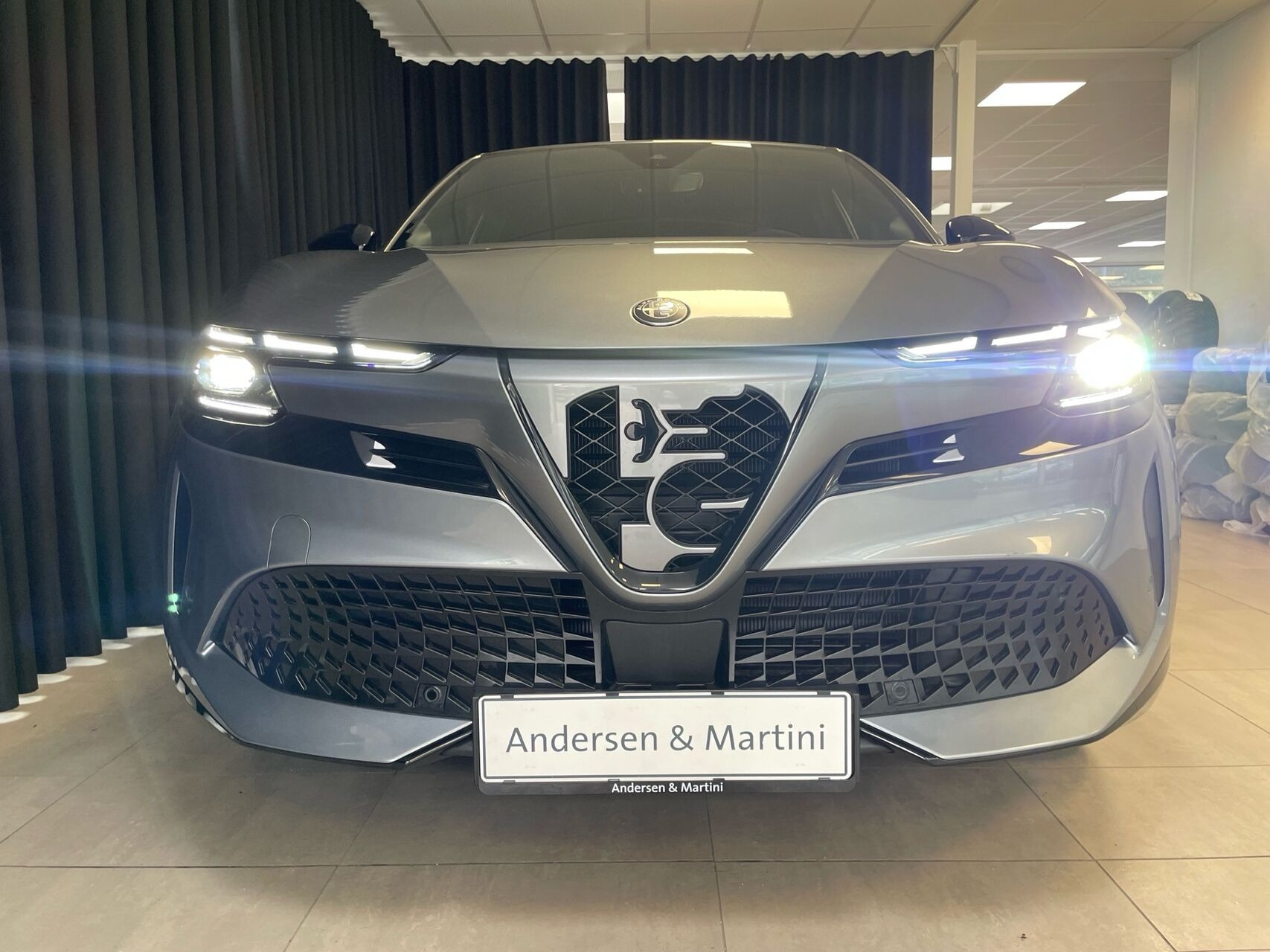 Grå Alfa Romeo Junior fra 2025