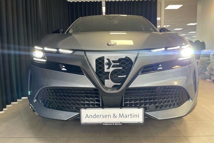 Grå Alfa Romeo Junior fra 2025