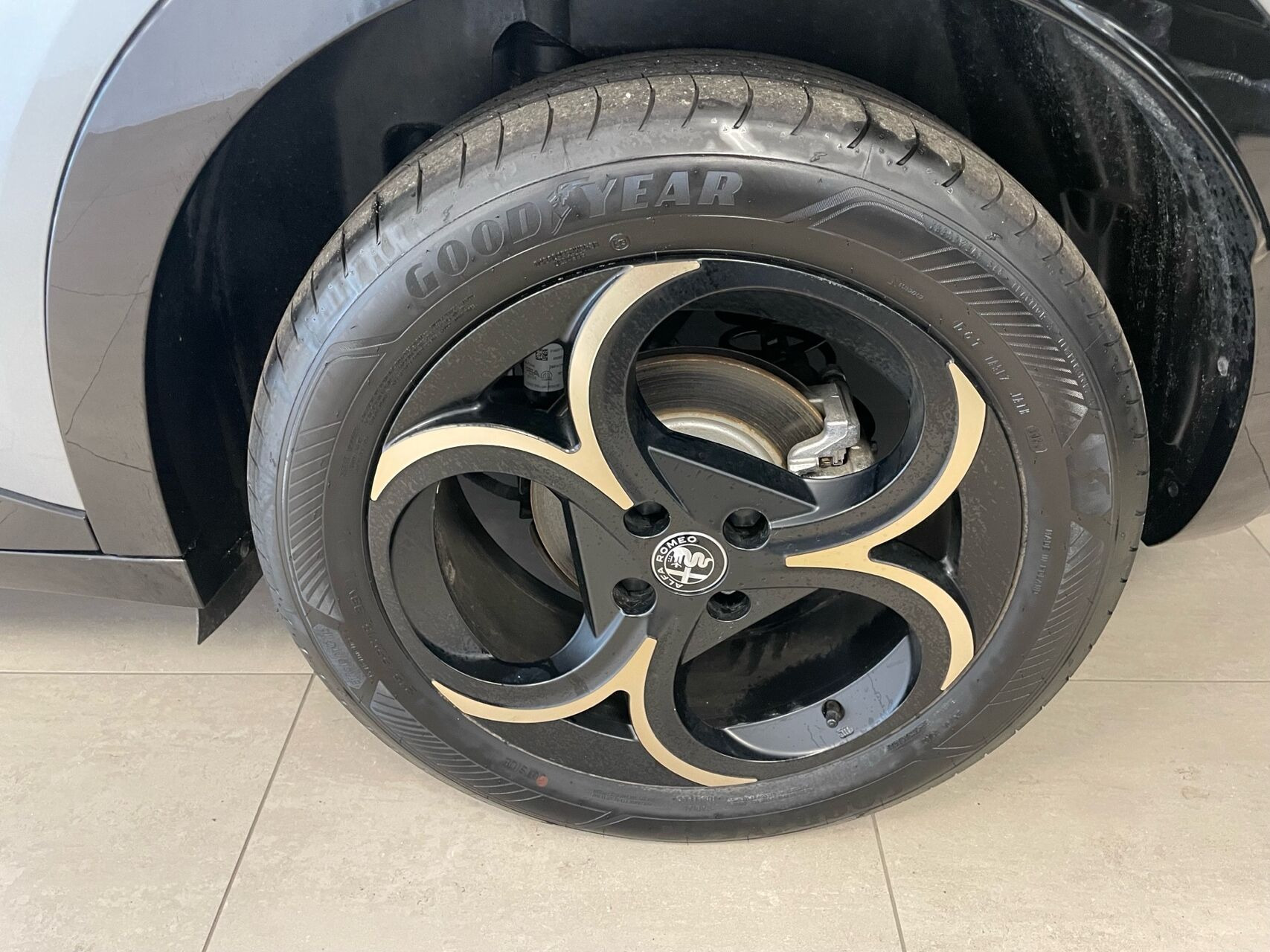 Grå Alfa Romeo Junior fra 2025
