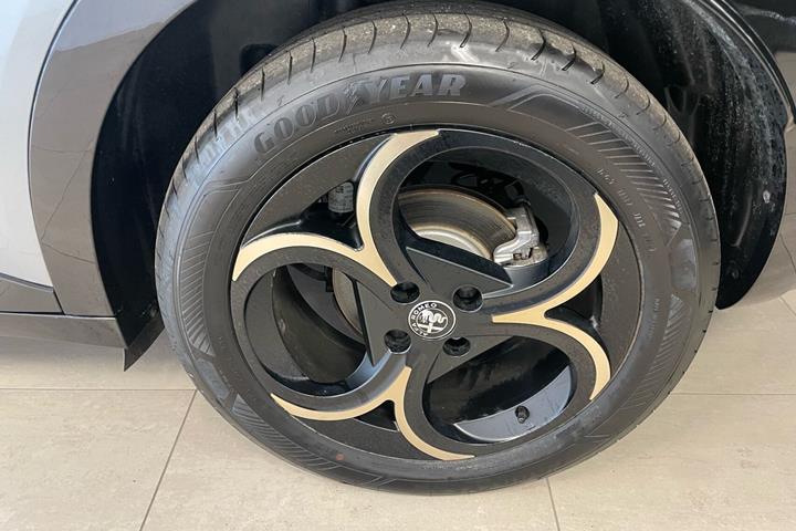 Grå Alfa Romeo Junior fra 2025