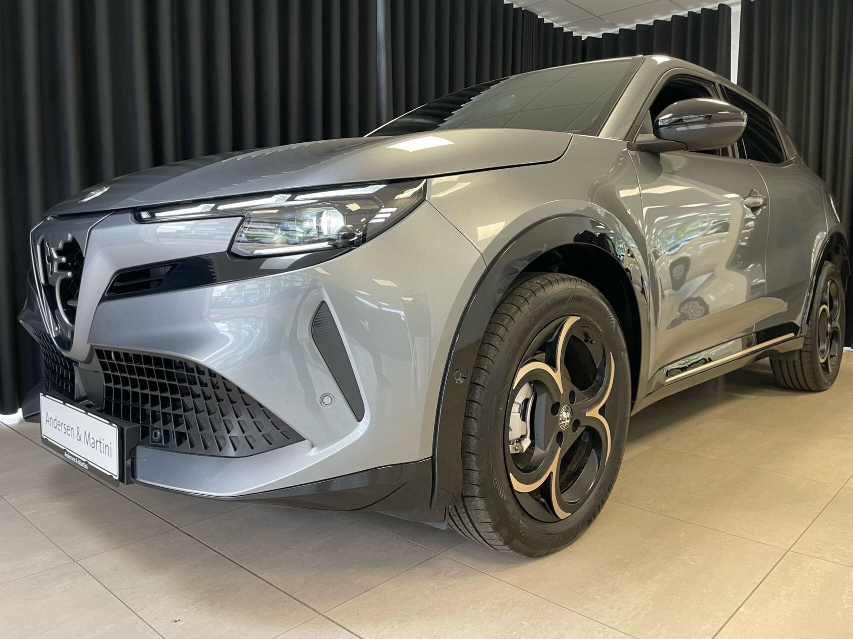 Grå Alfa Romeo Junior fra 2025