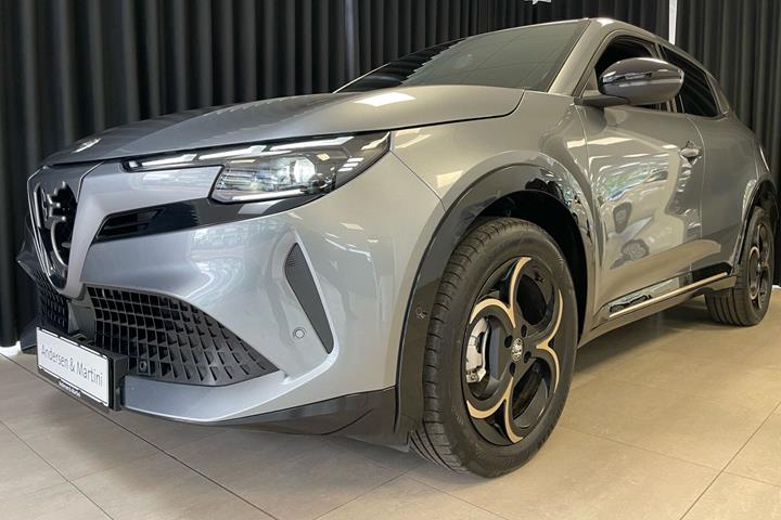 Grå Alfa Romeo Junior fra 2025
