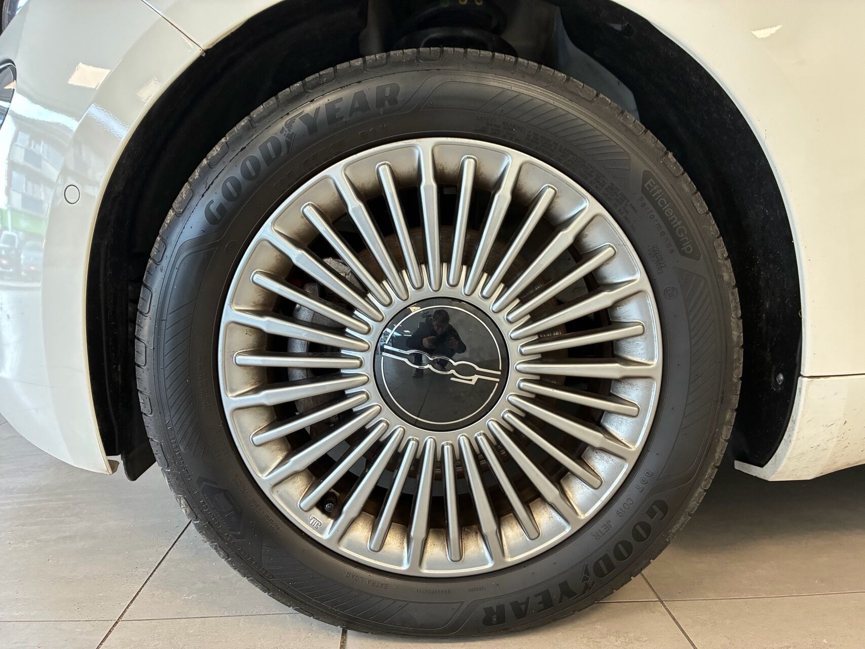 Hvid Fiat 500e fra 2023