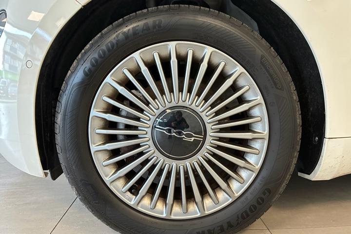 Hvid Fiat 500e fra 2023