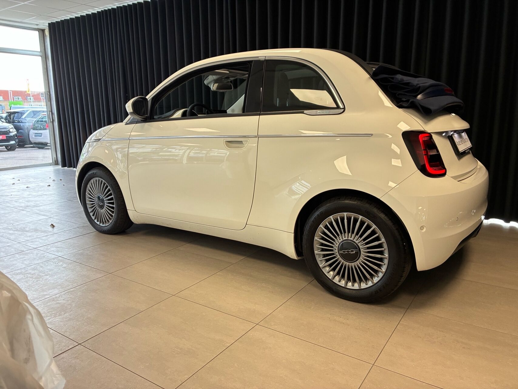 Hvid Fiat 500e fra 2023