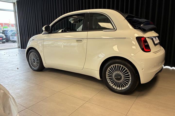 Hvid Fiat 500e fra 2023