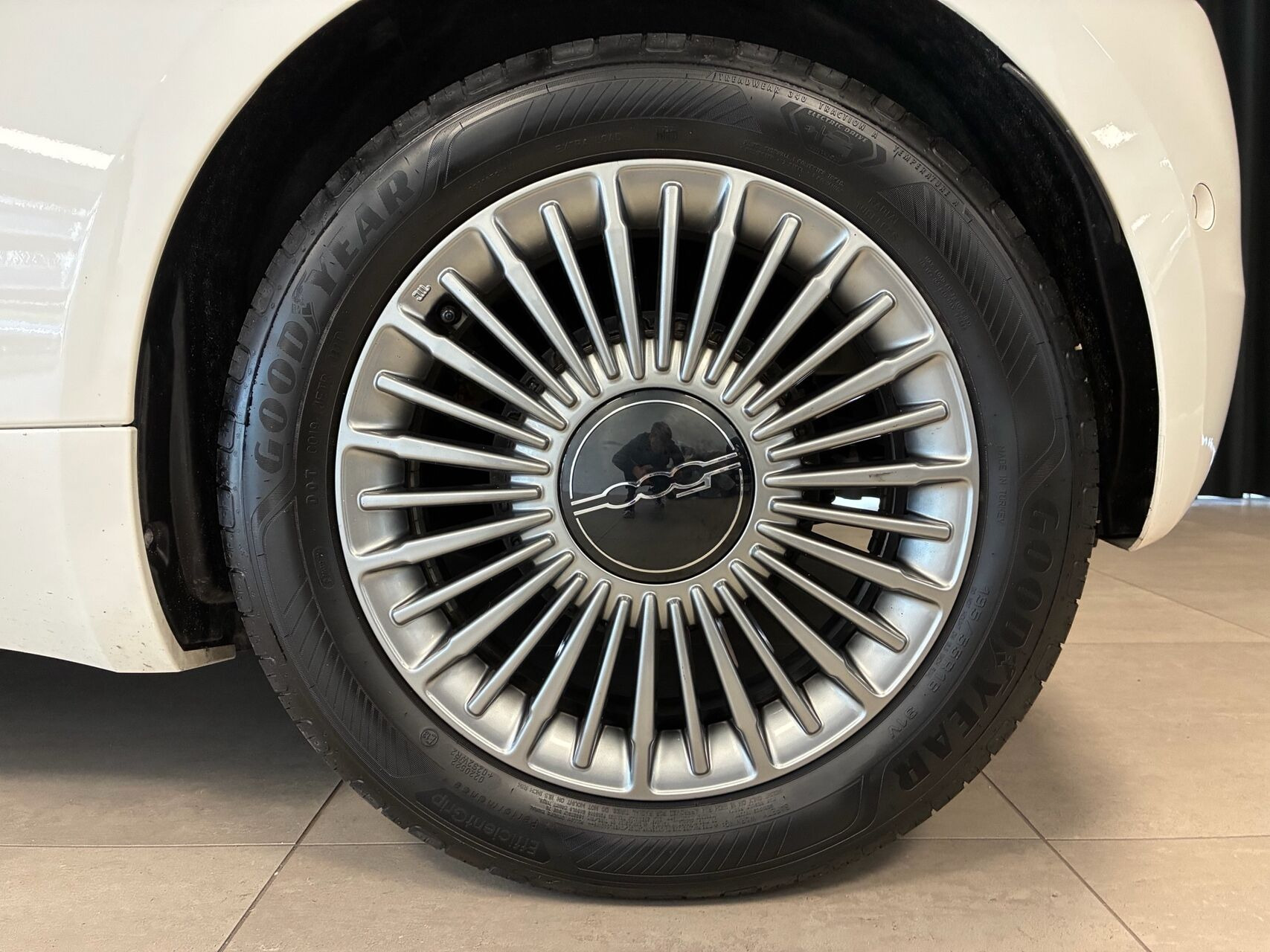 Hvid Fiat 500e fra 2023