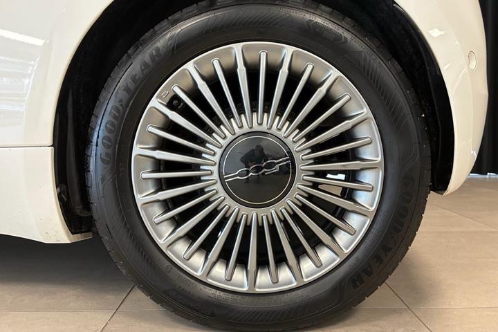 Hvid Fiat 500e fra 2023