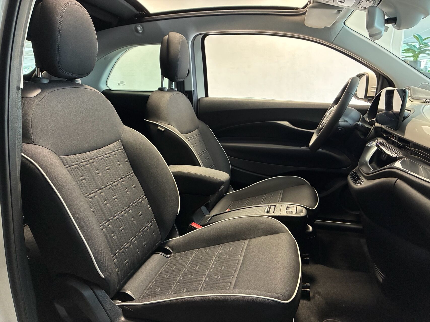 Hvid Fiat 500e fra 2023