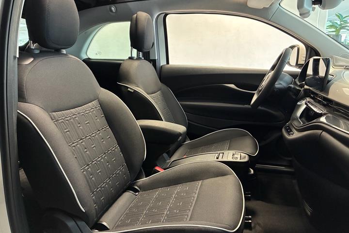 Hvid Fiat 500e fra 2023
