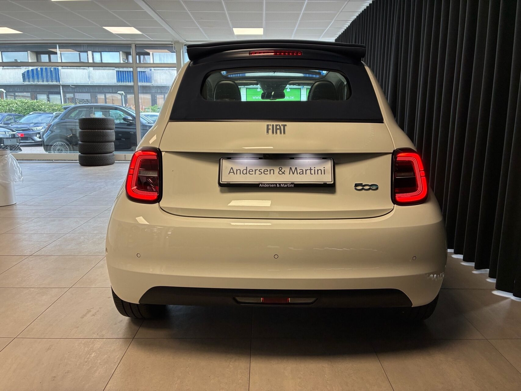 Hvid Fiat 500e fra 2023