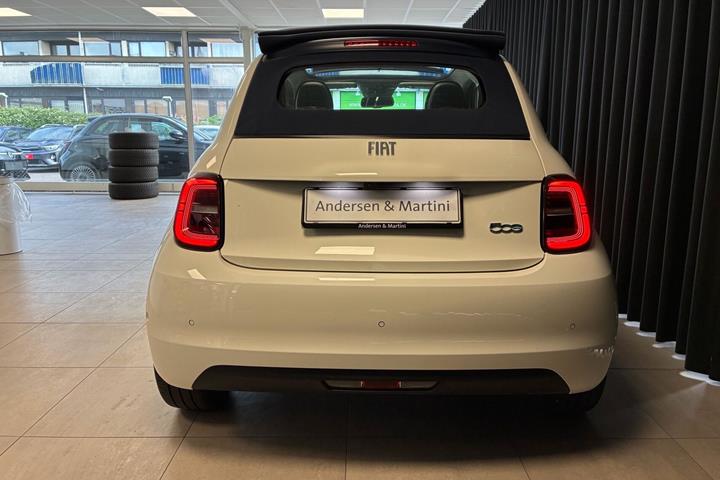 Hvid Fiat 500e fra 2023