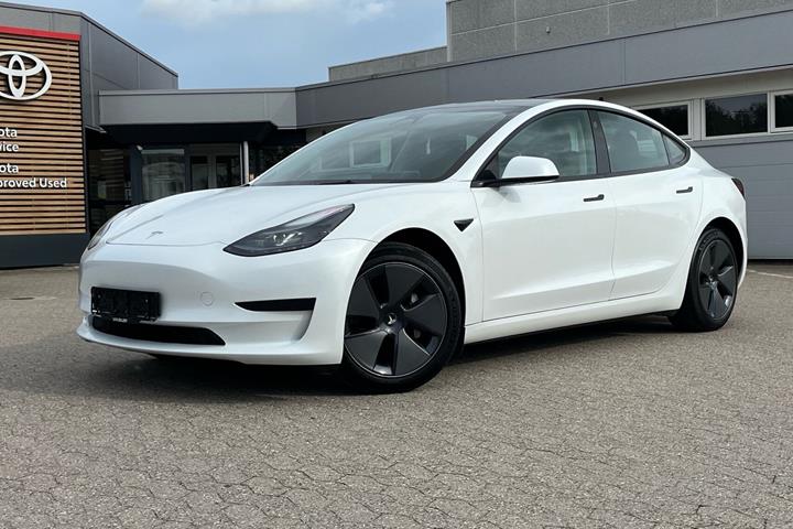 Hvid Tesla Model 3 fra 2023