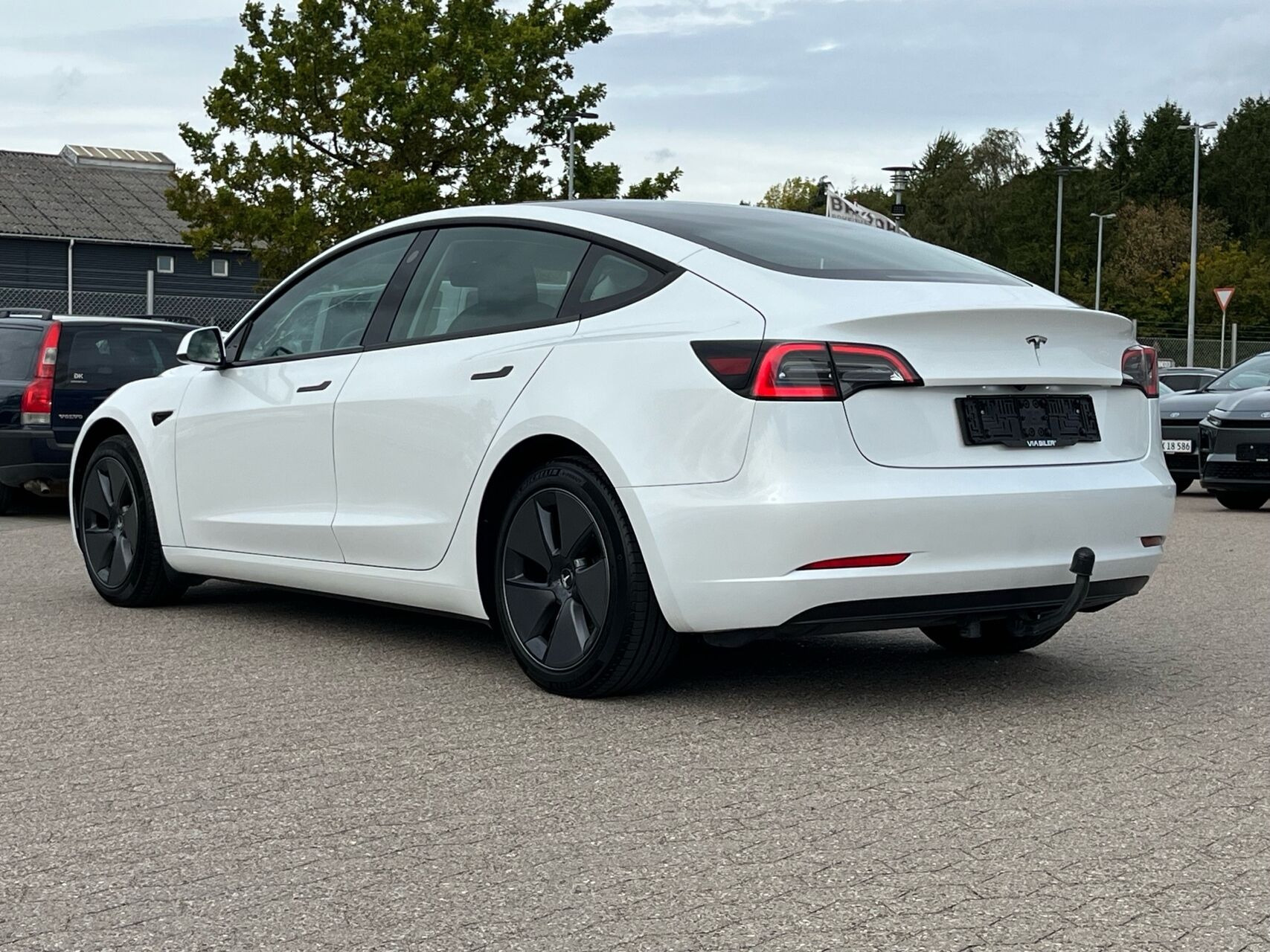 Hvid Tesla Model 3 fra 2023